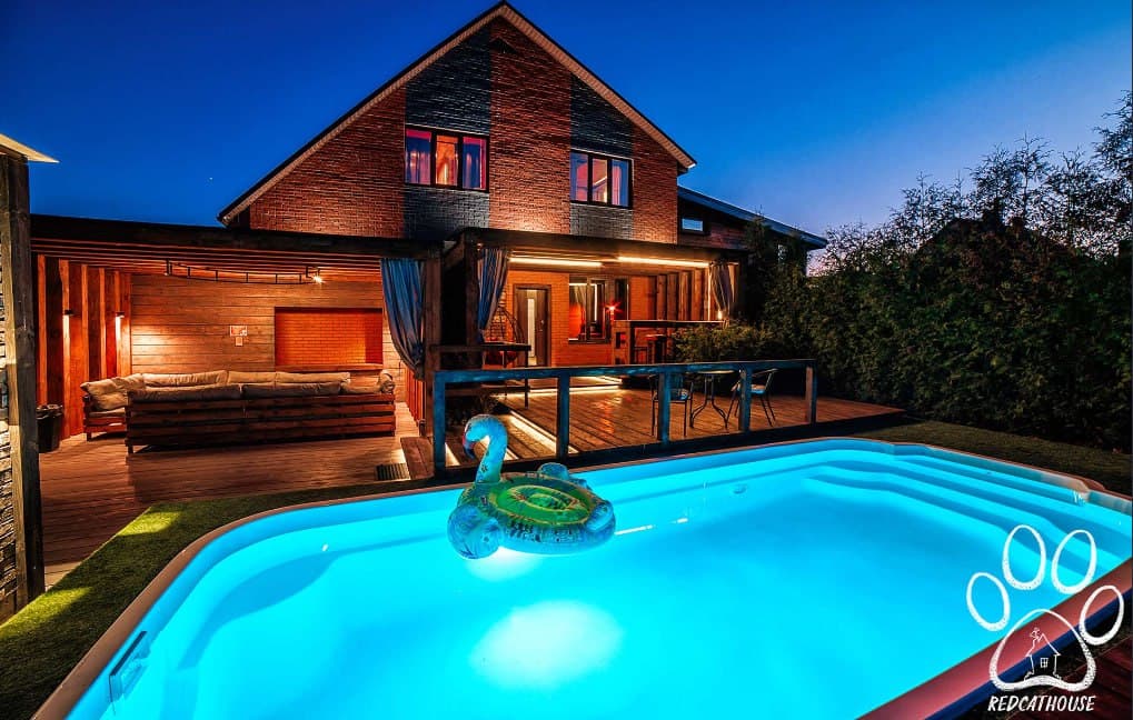 Усадьба — терраса, бассейн, вечерняя подсветка